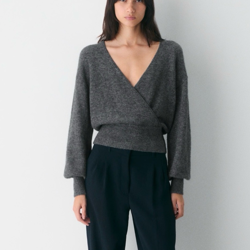ARITZIA SoftSpoke Grey Sweater V-Neck